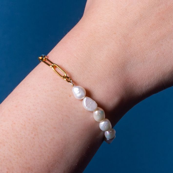 Bracelet mailles en acier doré et perles de culture baroques blanches 2