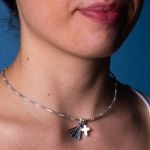 Collier perles de rocailles tons bleus croix de nacre et pompon