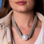 Collier une magnifique perle de nacre blanche sur ruban doré