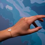 Bracelet trèfle en nacre facettée sur acier doré