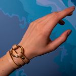 Bracelet triple rangs cuir beige et anneau acier doré