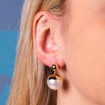 Boucles d'oreilles perles nacre blanche couronnées dorées