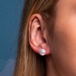 Boucles d'oreilles puce une perle de culture blanche grande
