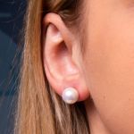 Boucles d’oreilles puces blanches en nacre naturelle et métal doré