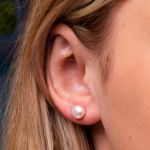 Boucles d'oreilles puces une perle de culture blanche petite