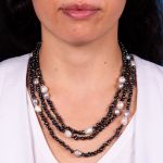 Long sautoir perles de culture baroques blanches et noires