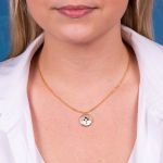 Collier étoile croix en inclusion sur une médaille nacre
