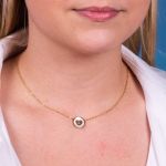 Collier médaille coeur serti évidé sur nacre et acier doré