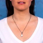 Collier DELPHINE pendentif médaille de nacre rectangle sertie sur chaîne en acier doré