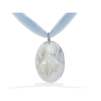 Pendentif en nacre Sainte Marie blanc sur cordon bleu