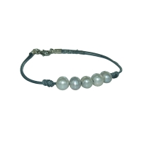 Bracelet tendance perles argentées sur gris perle