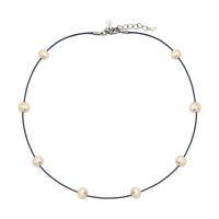 Collier perles blanches sur bleu tendance
