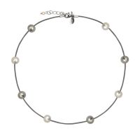 Collier tendance perles argentées sur gris perle