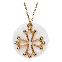 Médaille dorée Croix occitane dorée sur nacre naturelle 