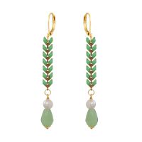 Boucles d'oreilles longues lauriers vert anis et perles blanches