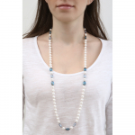 Sautoir perles de nacre et trio de cristal bleu facetté