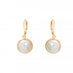 Boucles d'oreilles dormeuses demi perles de nacre serties sur doré