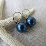 Boucles d'oreilles dormeuses perles de nacre bleues nuit