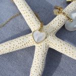 Collier coeur nacre sertie sur chaîne dorée