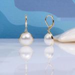 Boucles d'oreilles dormeuses demi perles de nacre serties