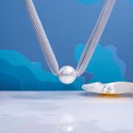 Collier une magnifique perle de nacre blanche sur ruban argenté