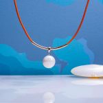 Collier perle disque rond de nacre blanche sur cuir orange