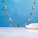 Collier perles de nacre et shamballas déclinaison dorée