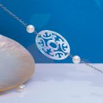 Bracelet filigrane de nacre d'eau de mer sur chaîne argentée
