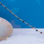 Bracelet petites perles de culture noires sur chaîne dorée