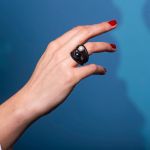 Bague multi rangs élastique noir et duo de perles de nacre