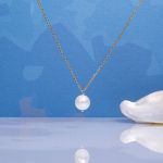 Collier une perle de nacre blanche sur chaîne dorée