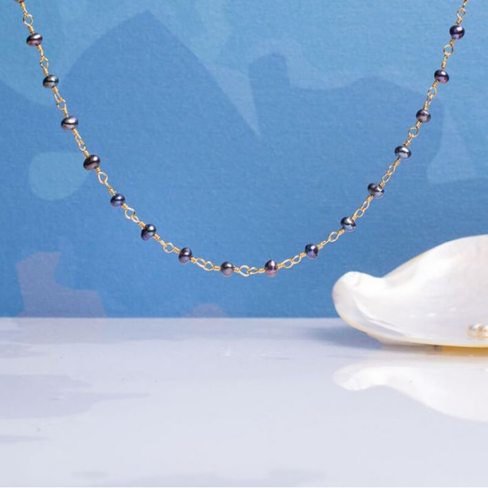 Collier petites perles de culture noires sur chaîne dorée 2