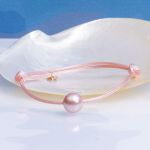 Bracelet une perle nacre rose sur coton ciré rose